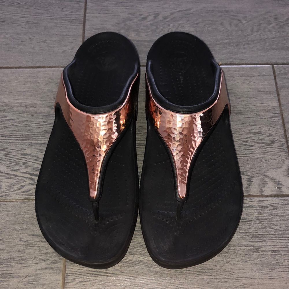 Crocs - 11 Monterey metallic flip flop